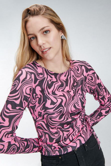 Camiseta estampada, manga larga con cuello redondo.