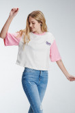 Camiseta  manga corta con estampado en frente y mangas contraste