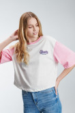 Camiseta  manga corta con estampado en frente y mangas contraste