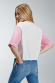 Camiseta  manga corta con estampado en frente y mangas contraste