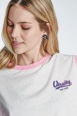 Camiseta  manga corta con estampado en frente y mangas contraste