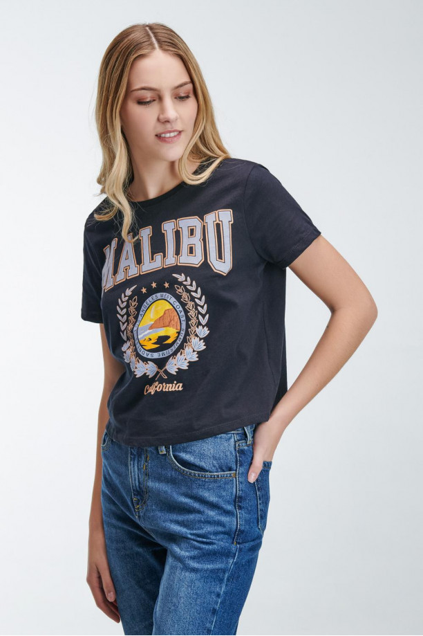 Camiseta básica college manga corta estampada.