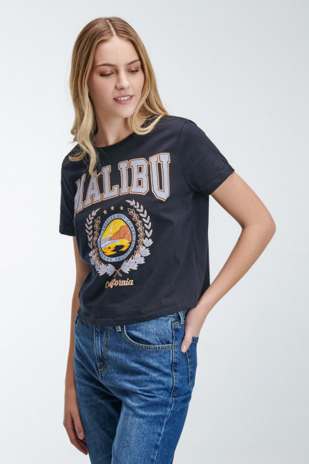Camiseta básica college manga corta estampada.