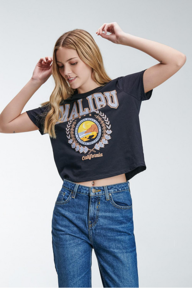 Camiseta básica college manga corta estampada.
