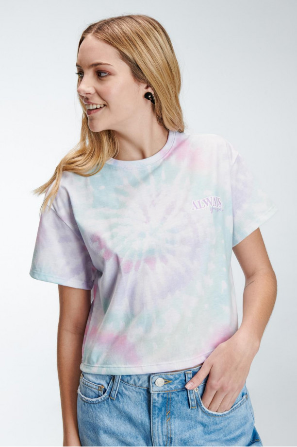 Camiseta manga corta con estampado en frente.