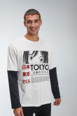 Camiseta estampada, cuello redondo, manga larga con sobremanga corta y estampado frente.