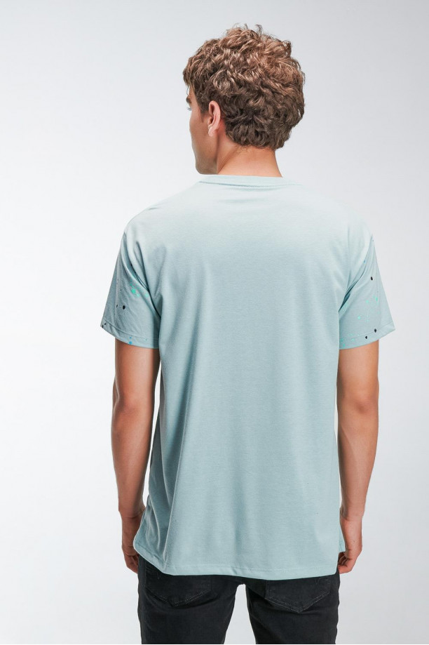 Camiseta cuello redondo, manga corta estampado en frente y mangas