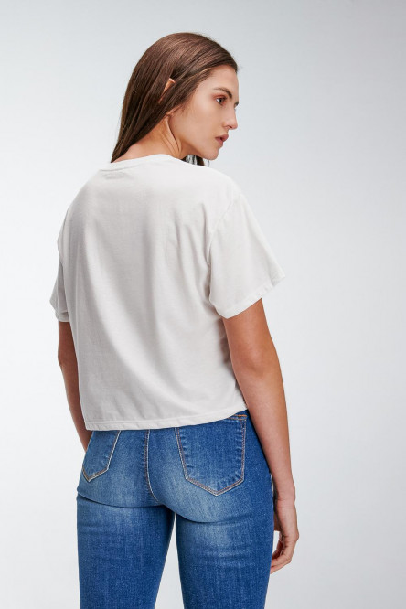 Camiseta manga corta con estampado en frente.