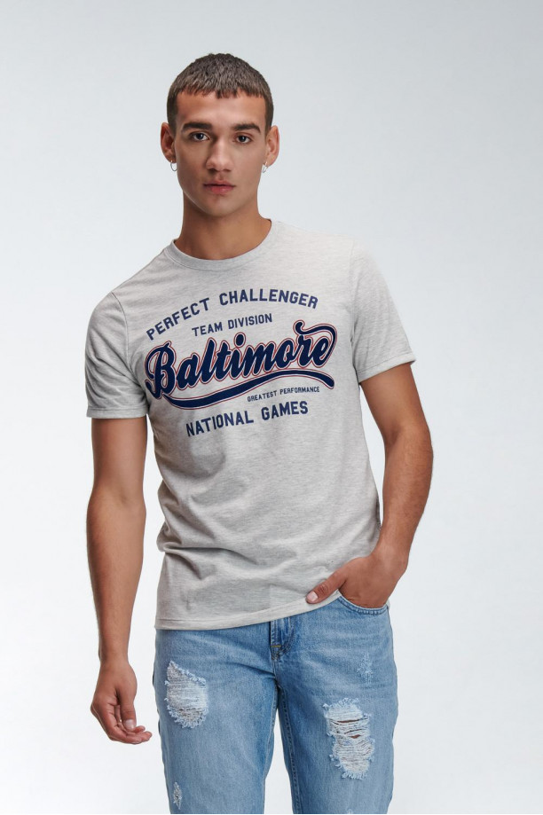 Camiseta básica manga corta estampada.