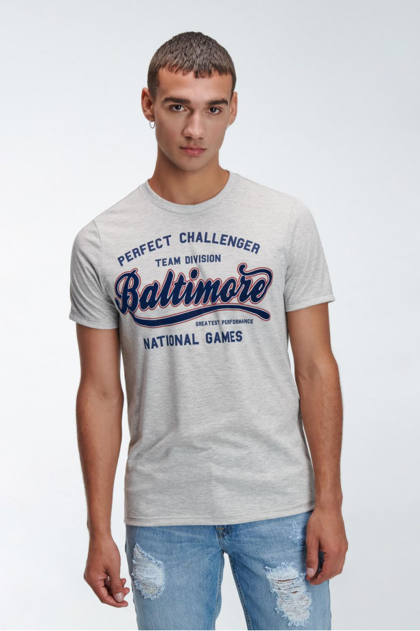Camiseta básica manga corta estampada.
