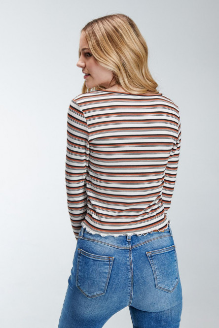 Camiseta estampada, manga larga con cuello redondo.