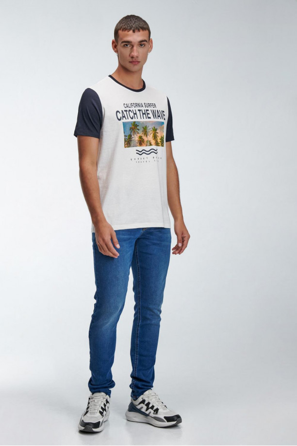 Camiseta básica manga corta estampada.