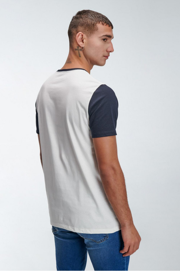 Camiseta básica manga corta estampada.