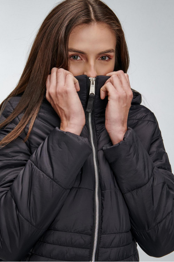 Chaqueta acolchada con capota