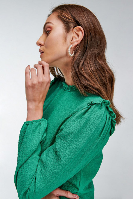 Blusa cuello alto con abotonadura en escote espalda.