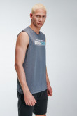 Camiseta fit, sin mangas, cuello redondo y estampado en frente