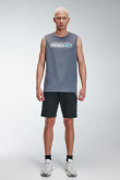 Camiseta fit, sin mangas, cuello redondo y estampado en frente