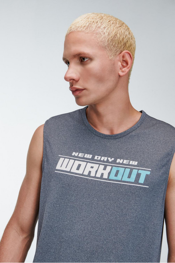 Camiseta fit, sin mangas, cuello redondo y estampado en frente