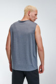 Camiseta fit, sin mangas, cuello redondo y estampado en frente