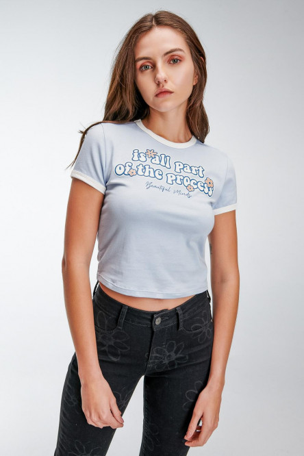 Camiseta estampada, con cuello y puños en contraste, manga corta.