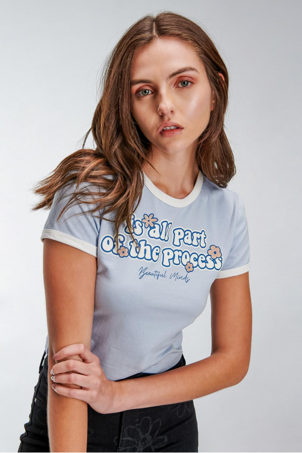 Camiseta estampada, con cuello y puños en contraste, manga corta.