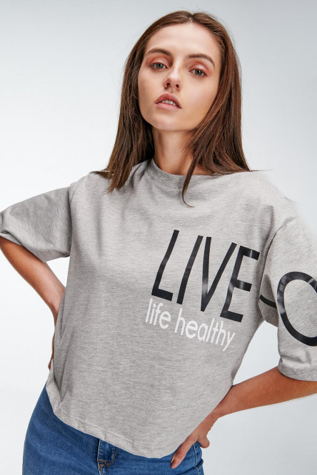 Camiseta cuello redondo, manga corta con estampado loungewear.