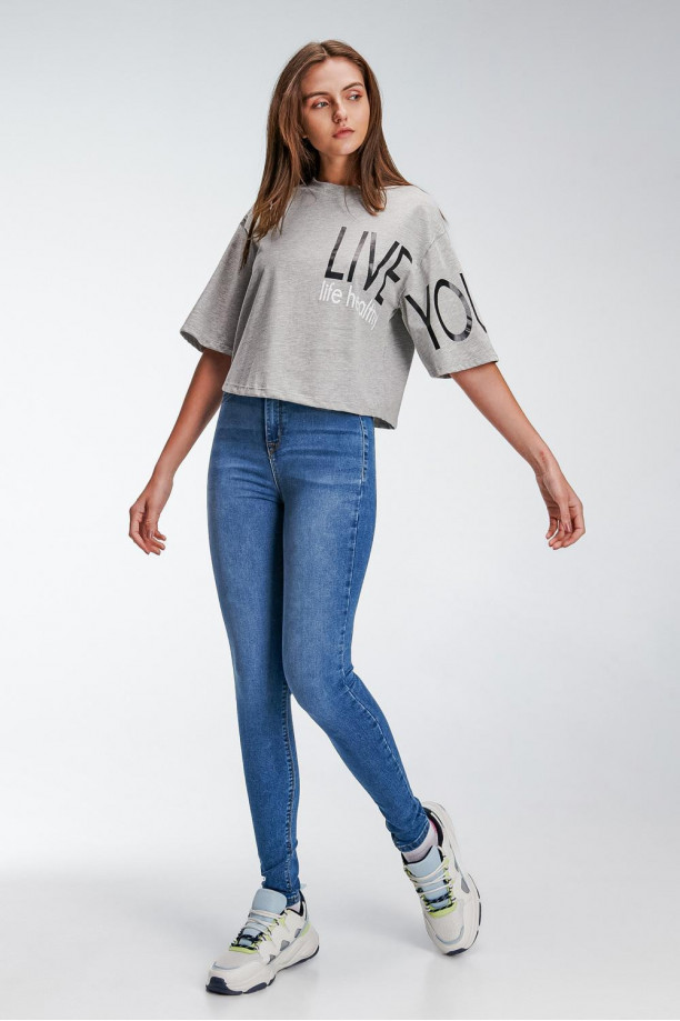 Camiseta cuello redondo, manga corta con estampado loungewear.