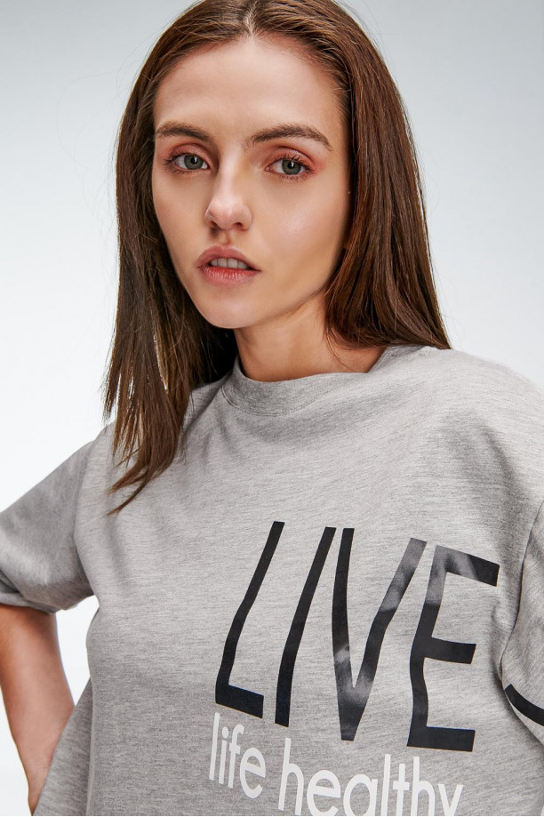 Camiseta cuello redondo, manga corta con estampado loungewear.