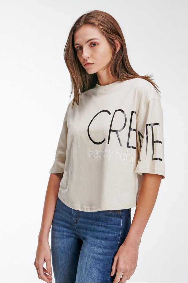 Camiseta cuello redondo, manga corta con estampado loungewear.