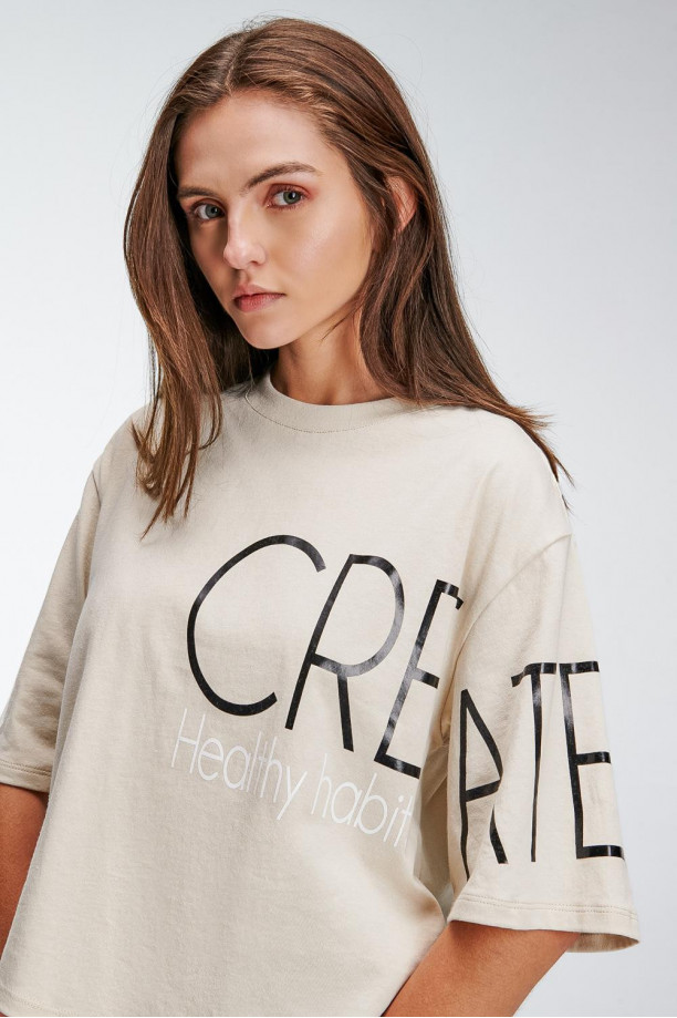 Camiseta cuello redondo, manga corta con estampado loungewear.