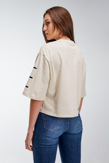Camiseta cuello redondo, manga corta con estampado loungewear.