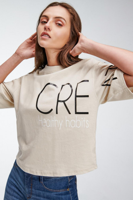 Camiseta cuello redondo, manga corta con estampado loungewear.