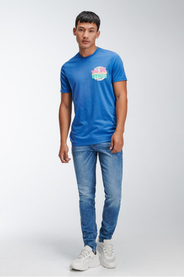 Camiseta básica manga corta estampada.