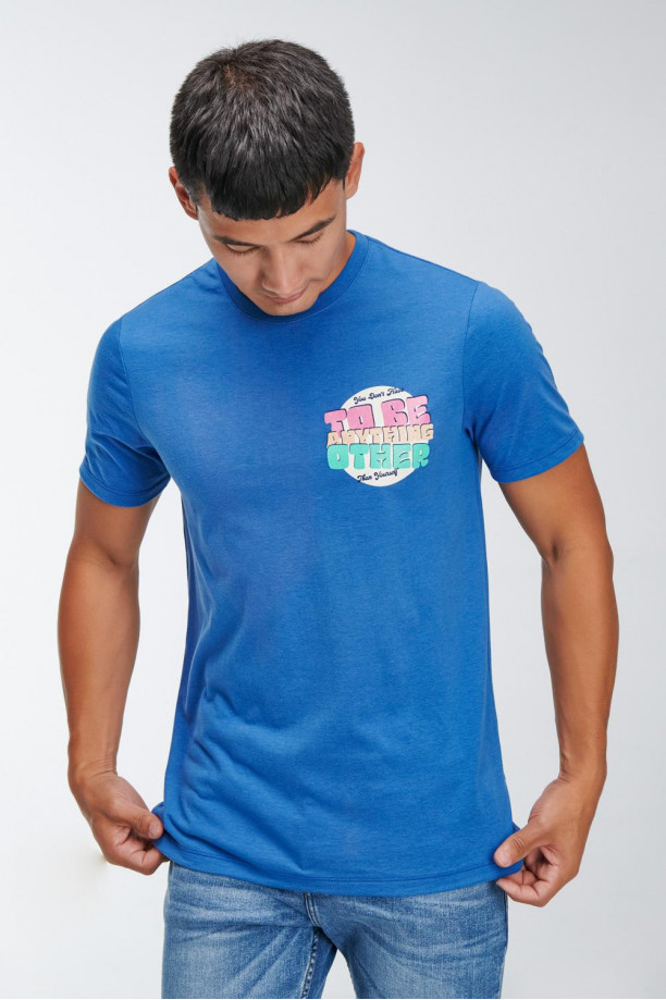Camiseta básica manga corta estampada.