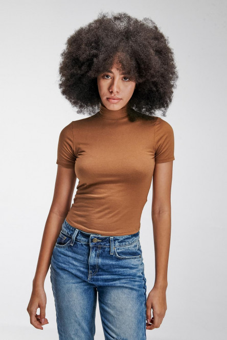 Camiseta básica, con cuello alto y manga corta.