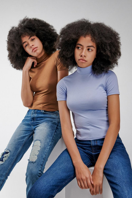 Camiseta básica, con cuello alto y manga corta.