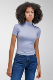 Camiseta básica, con cuello alto y manga corta.