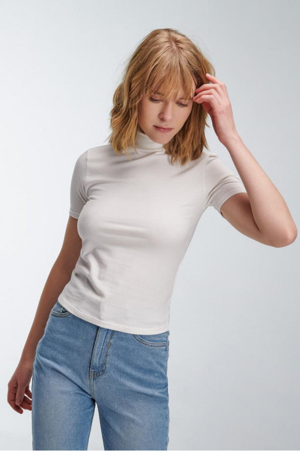 Camiseta básica, con cuello alto y manga corta.