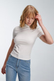 Camiseta básica, con cuello alto y manga corta.