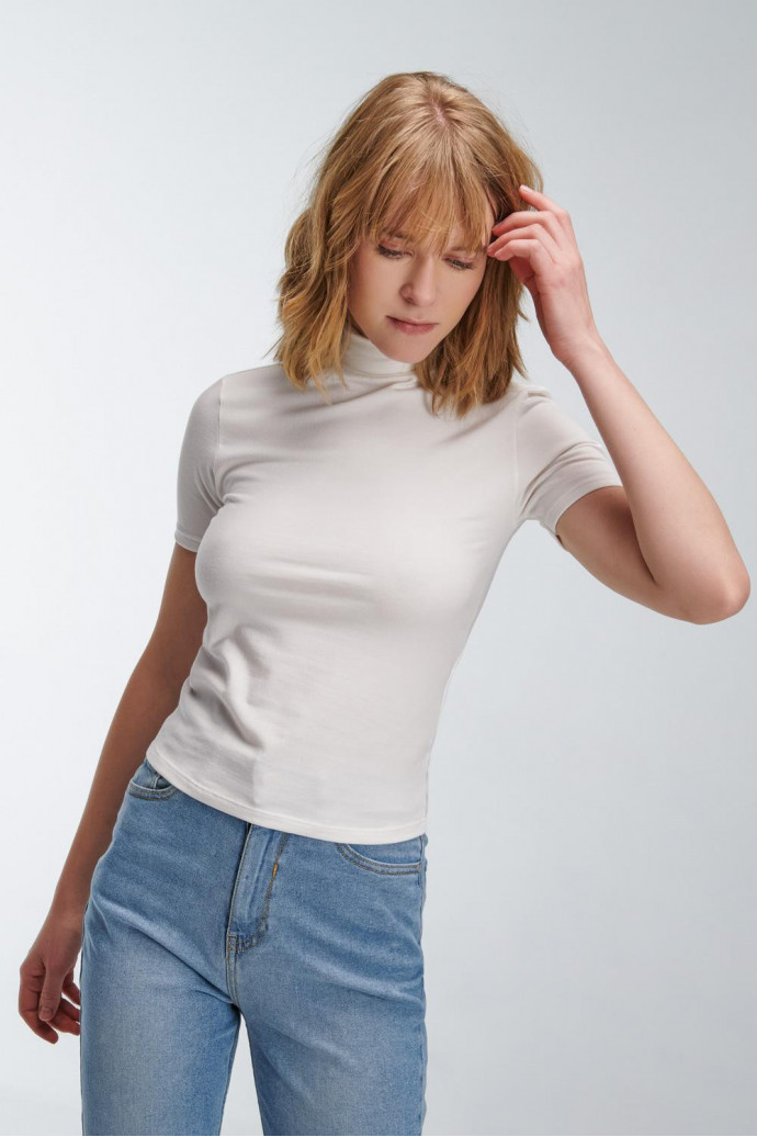 Camiseta básica, con cuello alto y manga corta.
