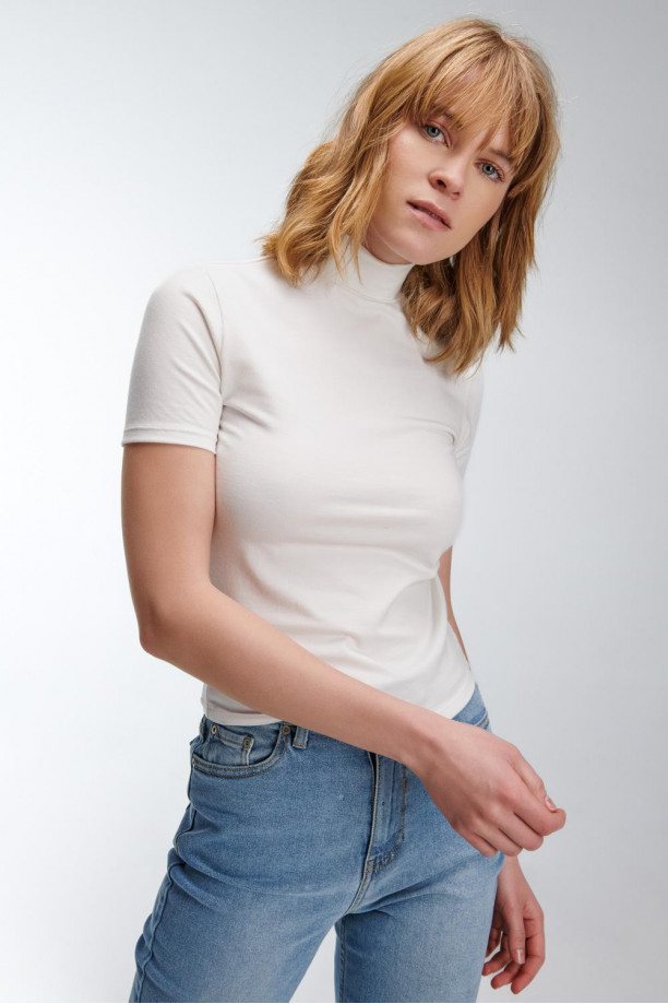 Camiseta básica, con cuello alto y manga corta.