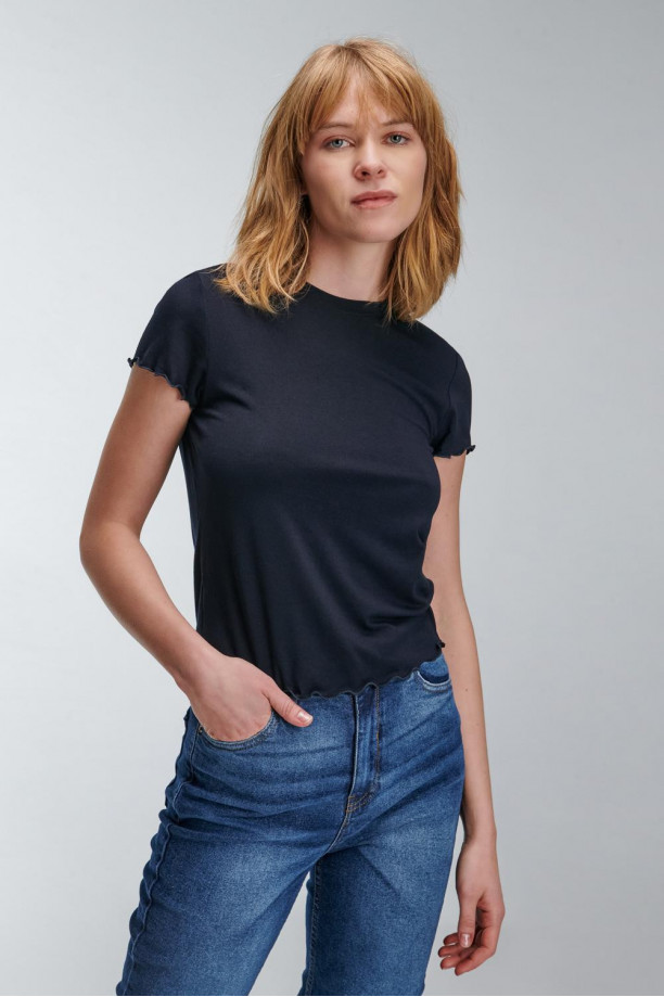Camiseta, manga  corta, cuello redondo, unicolor.