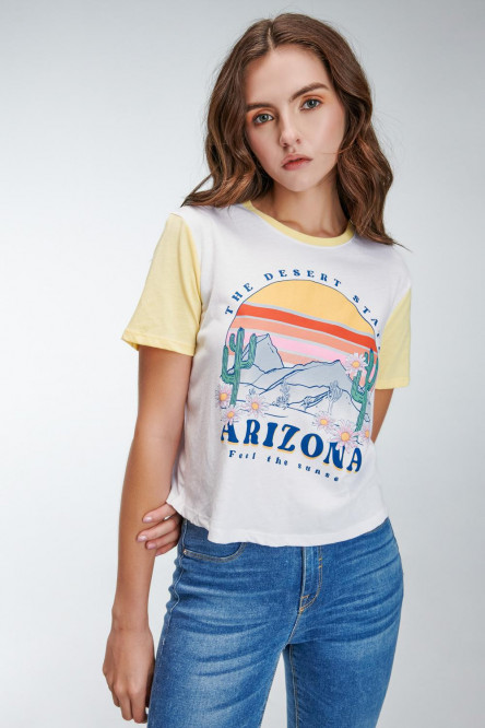 Camiseta manga corta con mangas y cuello en contraste, estampada en frente.