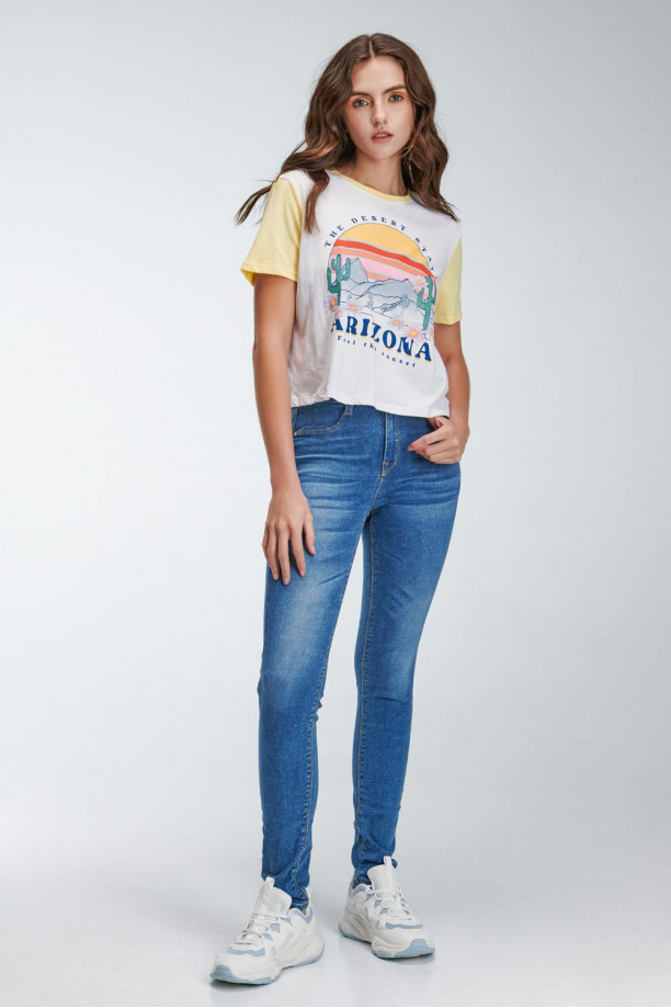 Camiseta manga corta con mangas y cuello en contraste, estampada en frente.