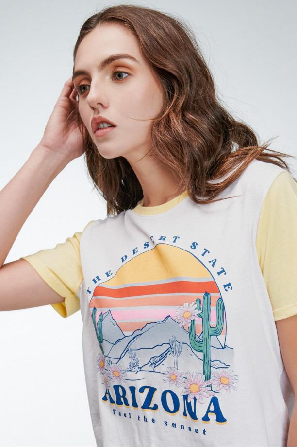Camiseta manga corta con mangas y cuello en contraste, estampada en frente.
