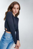 Camiseta sin estampado, manga larga, con cruce detalle de recogido y anudado en costados, ruedo en V