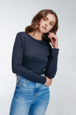 Camiseta sin estampado, manga larga, con cruce detalle de recogido y anudado en costados, ruedo en V