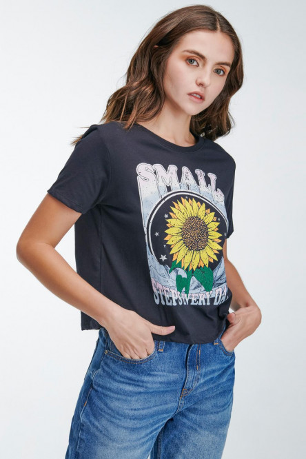 Camiseta básica manga corta estampada flores.