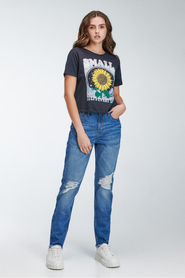 Camiseta básica manga corta estampada flores.