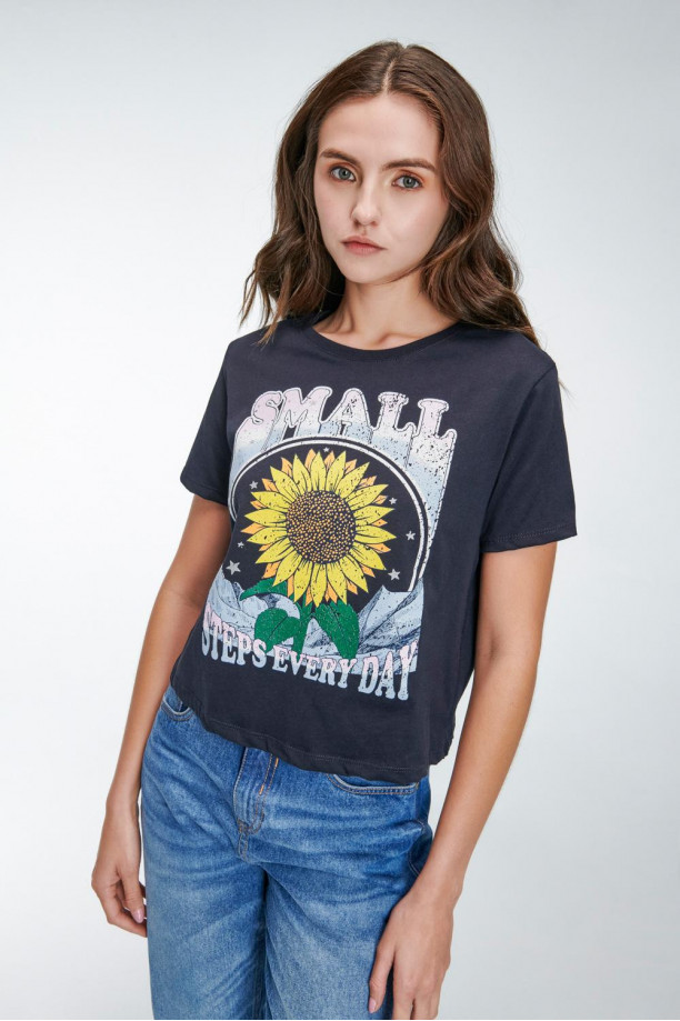 Camiseta básica manga corta estampada flores.